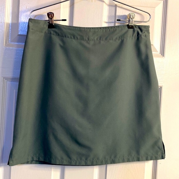 TITLE NINE GOLF SKIRT/ SKORT/SHORTS GREEN SIZE 10 WITH SIDE ZIP AND BACK POCKET - Picture 2 of 9